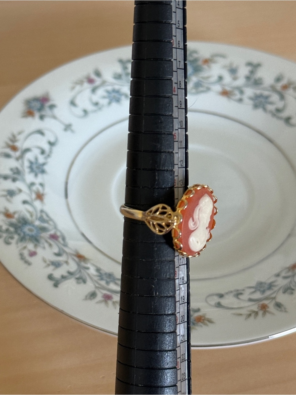 Vintage Gold Tone Cameo Women’s Ring Size 7 Adjustable - Picture 3 of 6